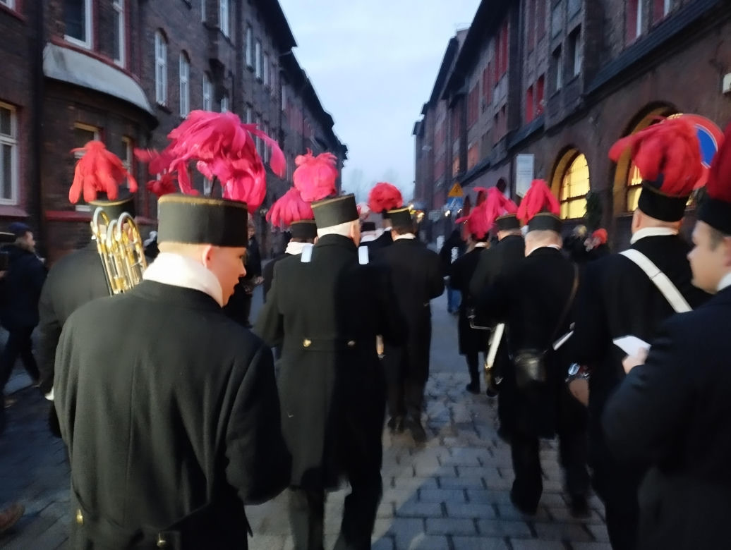 Barbórka 2024. Górnicza orkiestra robi pobudkę na Nikiszowcu