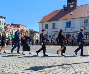 Polonez maturzystów z I LO na rynku w Ostrzeszowie