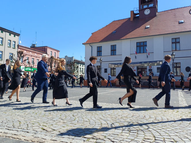 Polonez maturzystów z I LO na rynku w Ostrzeszowie