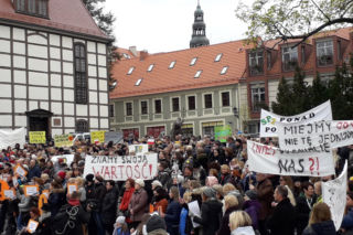 Nauczyciele strajkują, zielonogórzanie wspierają protestujących [AUDIO]