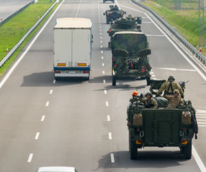 Kolumny pojazdów wojskowych na drogach. Jest ostrzeżenie dla kierowców!