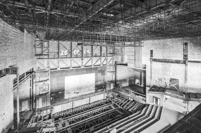 1 | Przestrzeń widowni głównej sali teatralnej Teatru w Budowie, wrzesień 2012 rok. W tle widać zamurowaną ramę proscenium