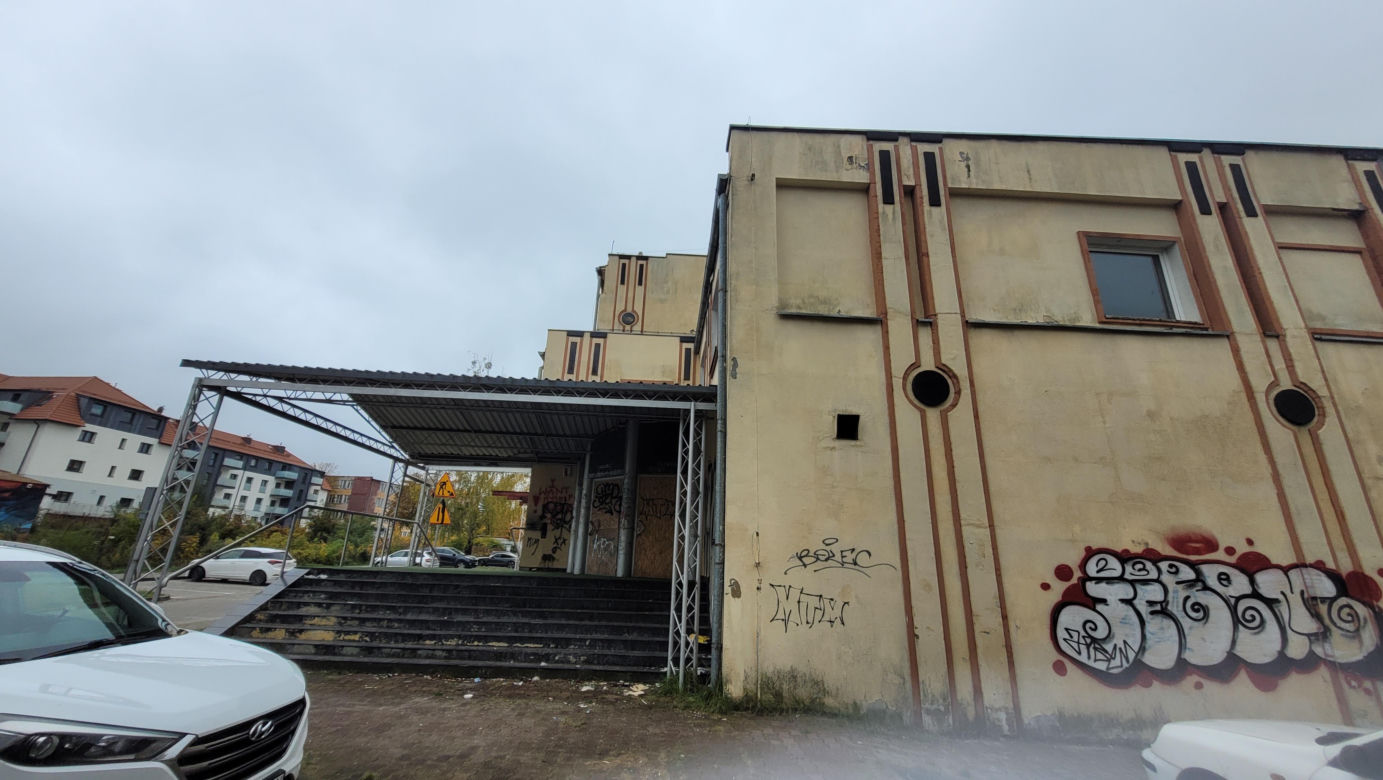 Kiedyś była tu dyskoteka, dziś miejsce popada w ruinę. Smutny los klubu Come-In [ZDJĘCIA]
