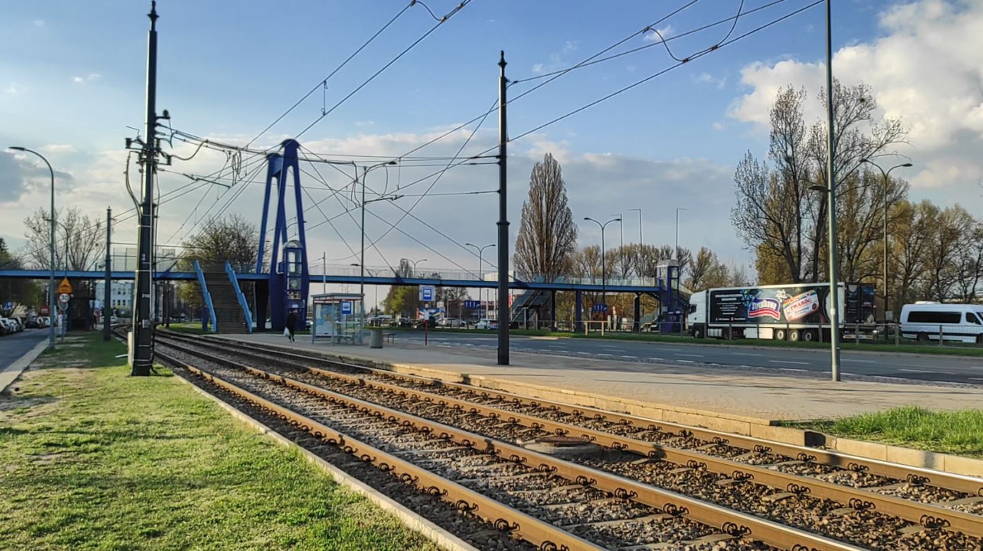 Białe aniołki przy torach. Tu pod tramwajem zginął czterolatek