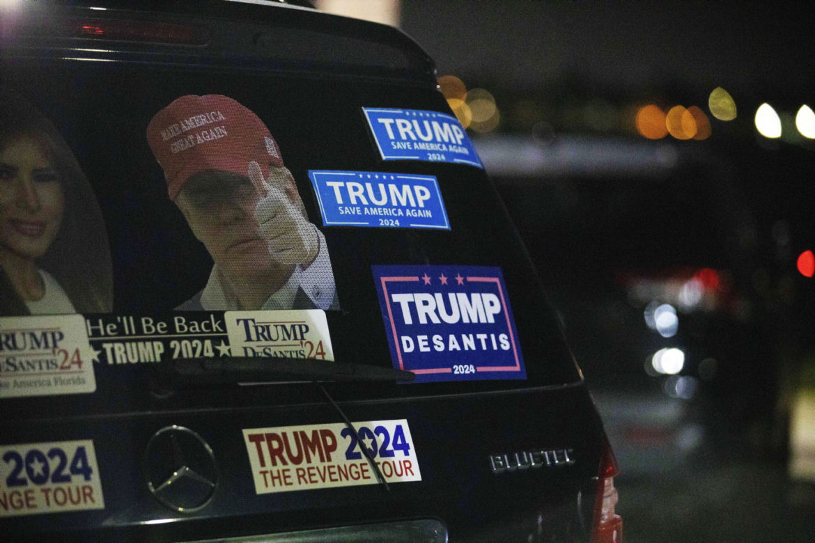 Agenci FBI w posiadłości Donalda Trumpa. Szukali tajnych dokumentów