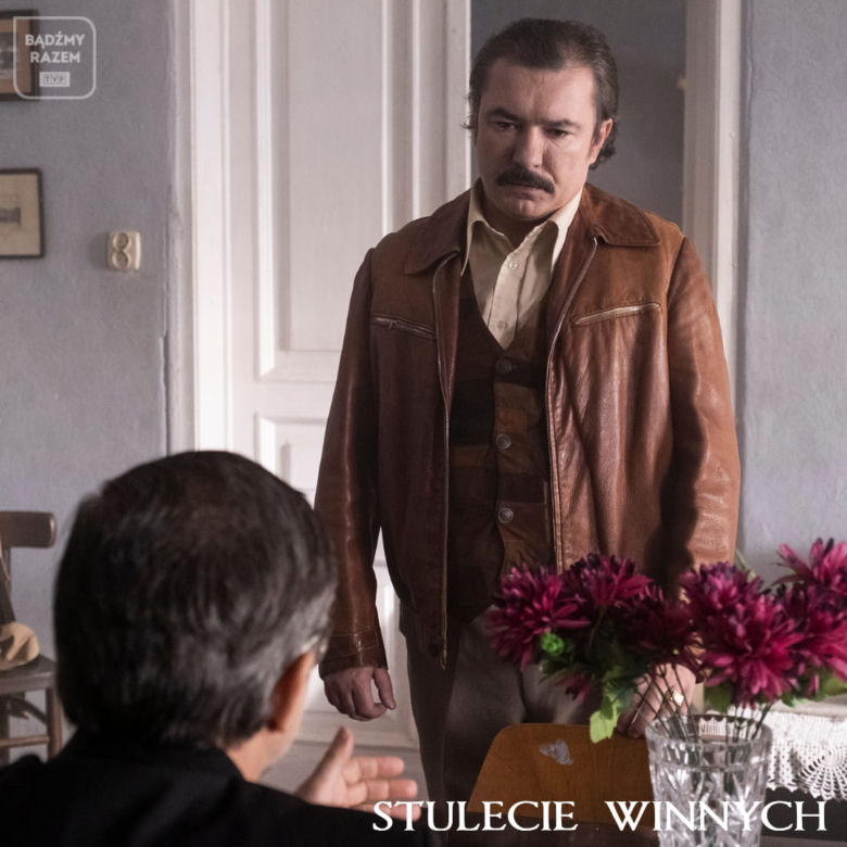 Stulecie Winnych 4, odc. 42. Jerzyk (Andrzej Andrzejewski), esbek Połosak (Dariusz Toczek)
