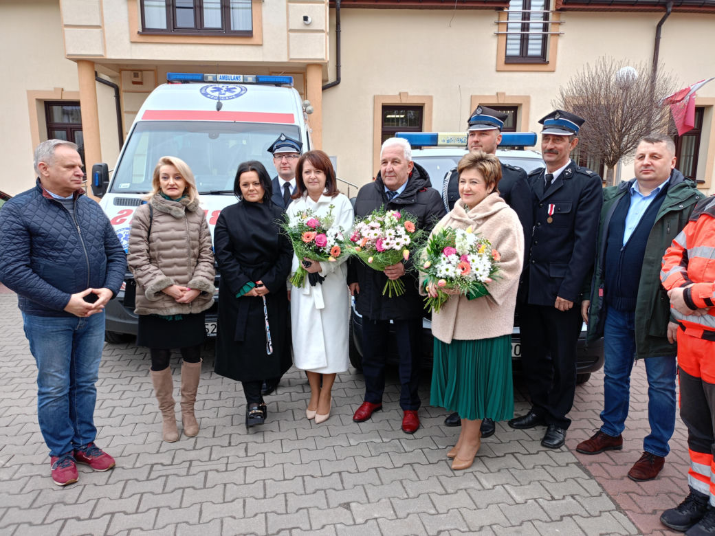 Karetki odebrali przedstawiciele OSP w Mariańskim Porzeczu i przedstawiciele Fundacji Eska Kowalscy