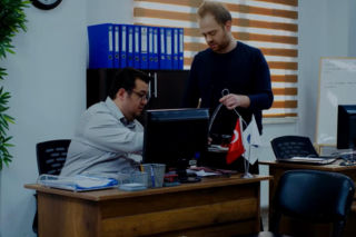 Dziedzictwo, odcinek 1022: Sinan zleci śledztwo w sprawie Kivanca. Chce wiedzieć, co go łączy z pielęgniarką
