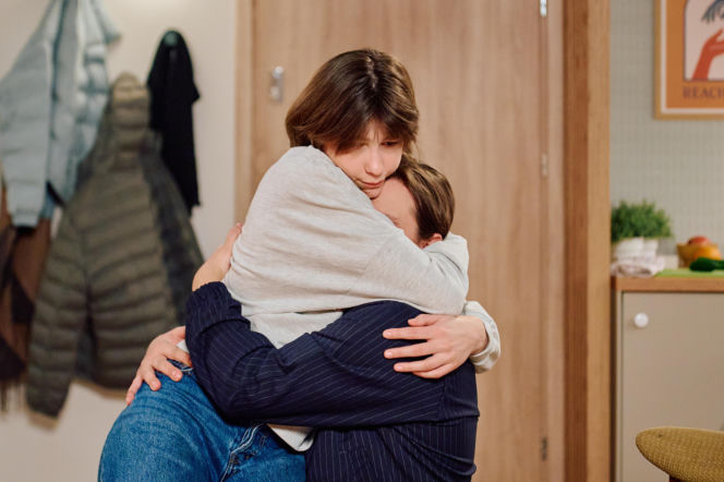 "Na Wspólnej", odcinek 4194: matka Remka zastaje półnagiego Brzozowskiego w mieszkaniu Brygidy. Oskarża ją o niewierność