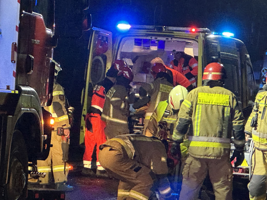 Osobowa skoda roztrzaskała się o drzewo. 53-latek zmarł w szpitalu