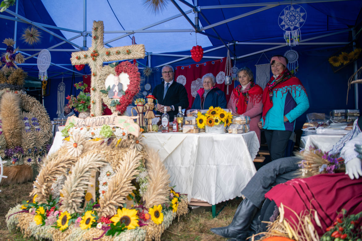 Pogoda się nie udała, ale za to dożynki tak. W Radawcu wystąpił zespół Wilki [GALERIA]
