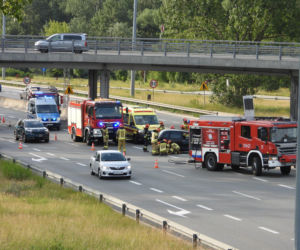 Zderzenie na Wisłostradzie. Chrysler uderzył w bariery, Lexusa i dachował