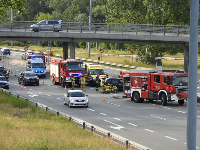 Zderzenie na Wisłostradzie. Chrysler uderzył w bariery, Lexusa i dachował