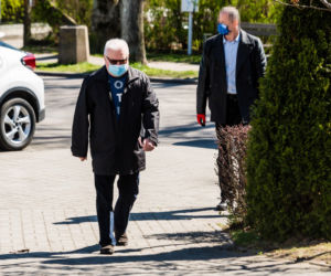 Lech Wałęsa przyszedł do kościoła w maseczce