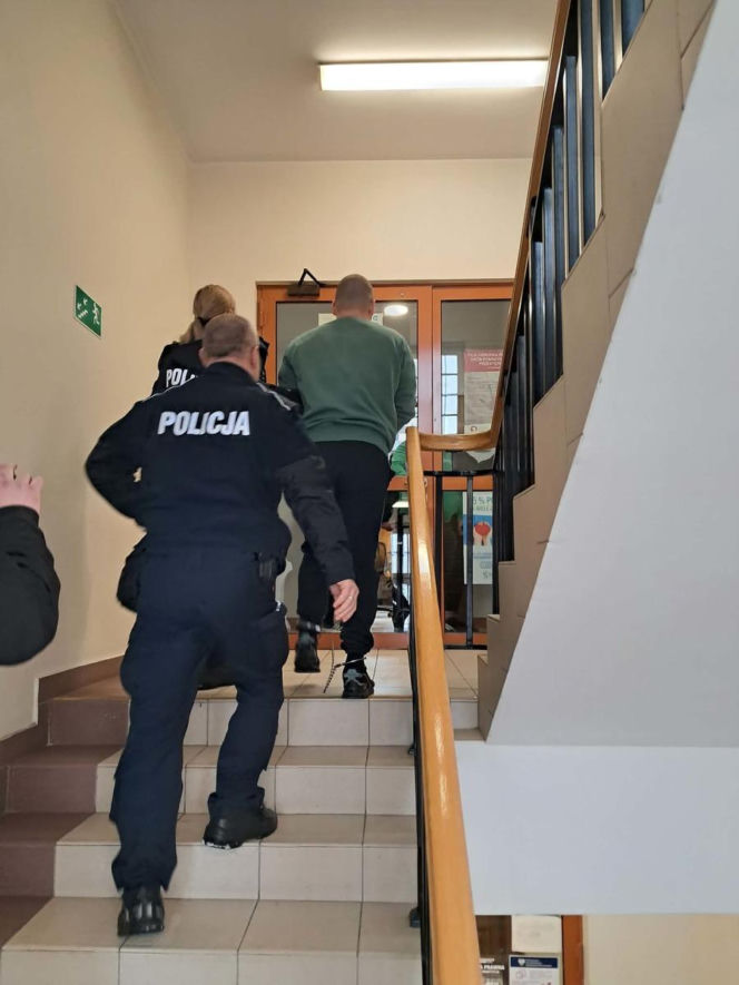 Trzech mężczyzn trafiło do aresztu, a kolejni mają dozór i zakaz zbliżania się do pokrzywdzonych