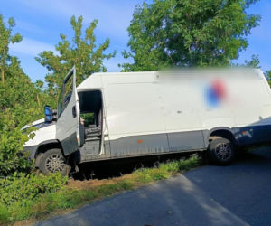 Wjechał firmowym busem do rowu. Kierowca pijany