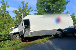 Wjechał firmowym busem do rowu. Za kółkiem pijany mieszkaniec Gostynia