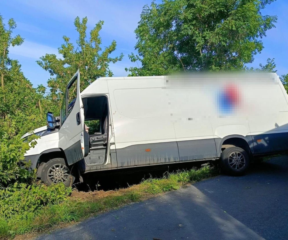 Wjechał firmowym busem do rowu. Kierowca pijany