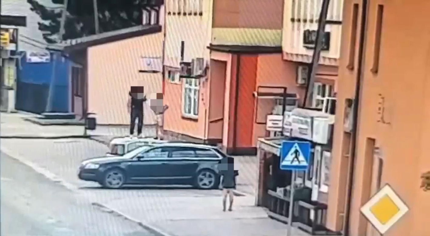 Jak dzikusy skakali po zaparkowanych autach! Wszystko nagrały kamery. Wstyd!
