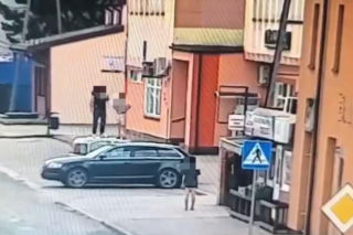 Jak dzikusy skakali po zaparkowanych autach! Wszystko nagrały kamery. Wstyd!