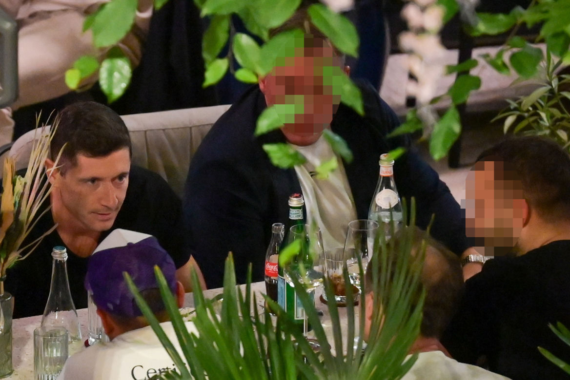 Robert Lewandowski i koledzy z reprezentacji świętowali wygraną z Niemcami na mieście