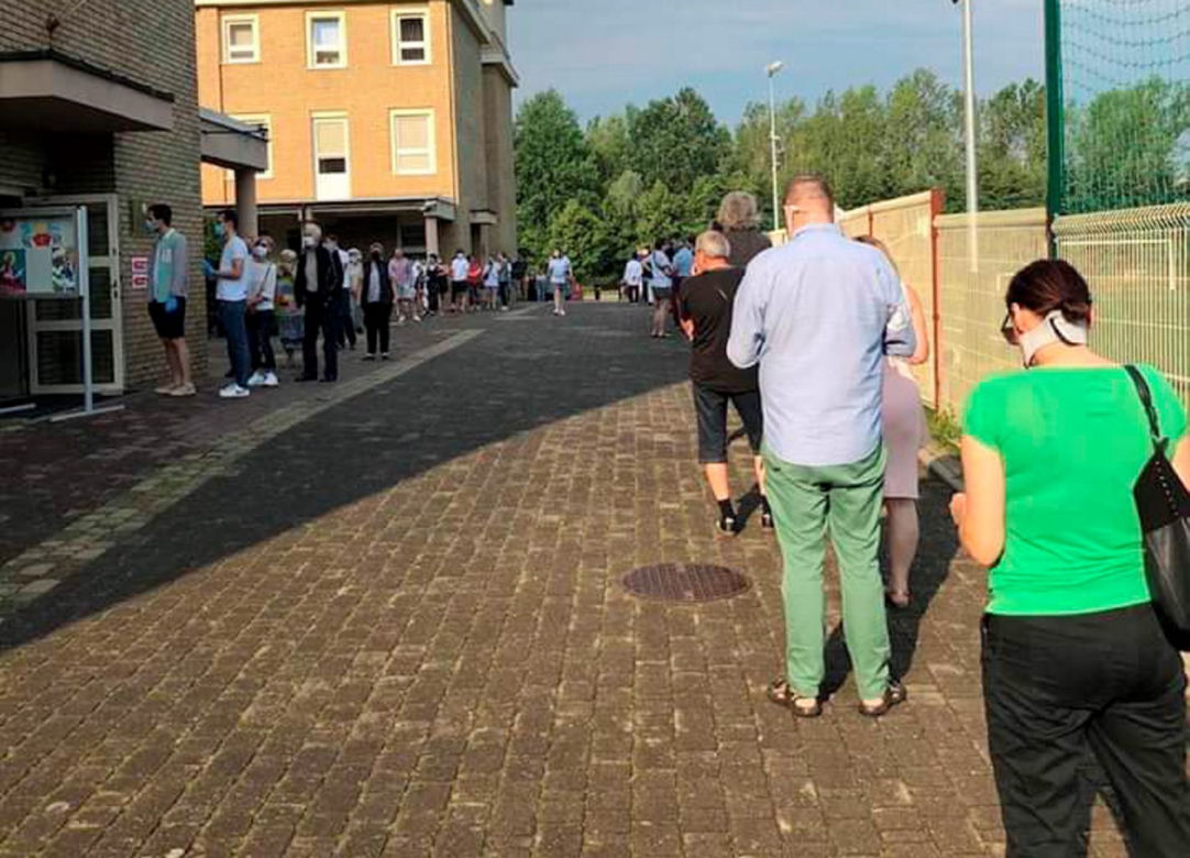  Wybory 2020 Warszawa. Kolejki do głosowania tuż po godz 8