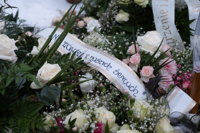 Mama i córka spoczęły w jednym grobie.