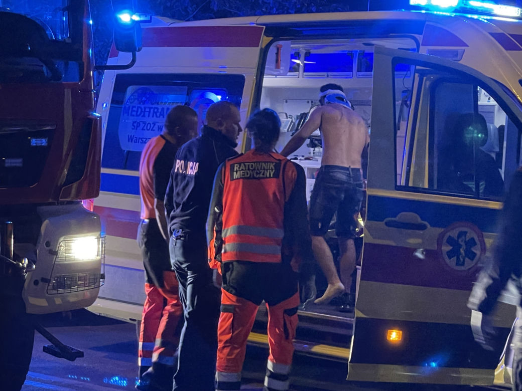 Szaleńczy pościg ulicami Warszawy. Rozbity na drzewie samochód, w środku dwóch pijanych i 15-latka