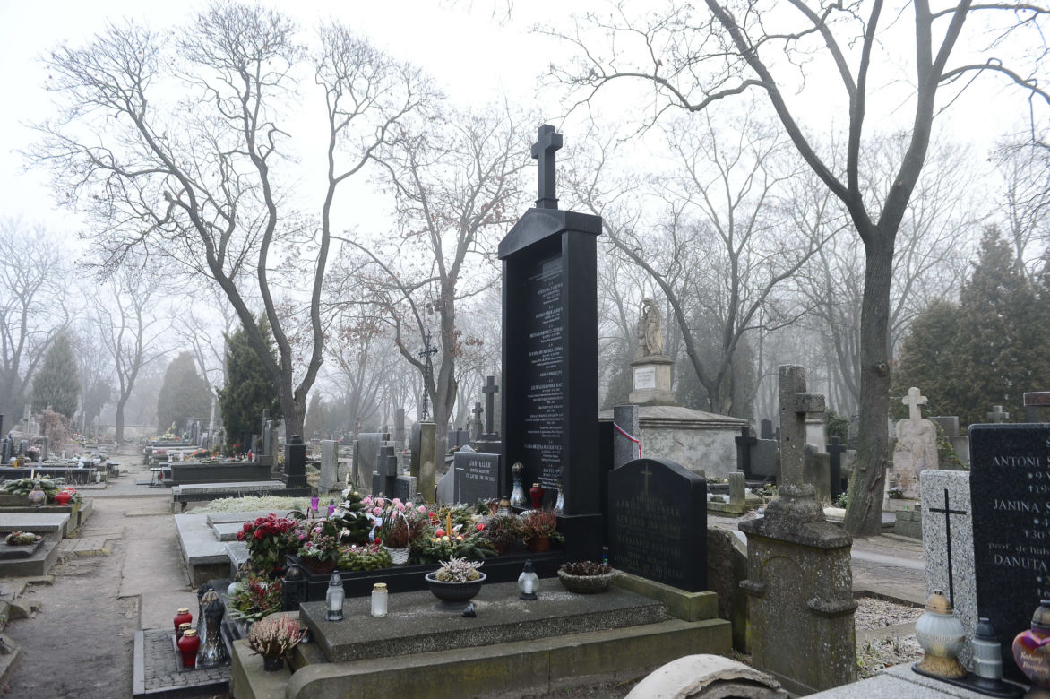 Tak wygląda grób ojca Kaczyńskich. Jest inny niż grób matki