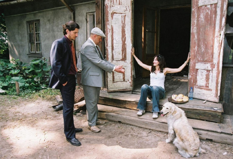 Ranczo odcinek 1. Lucy (Ilona Ostrowska), wójt (Cezary Żak), pies Hot Dog