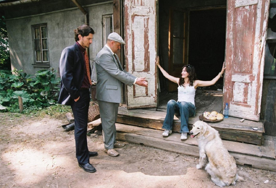 Ranczo odcinek 1. Lucy (Ilona Ostrowska), wójt (Cezary Żak), pies Hot Dog