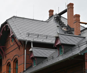 Płytki z włóknocementu i moduły z metalu - imitują łupkowe pokrycie