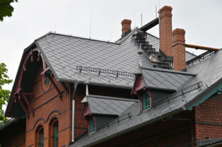 Płytki z włóknocementu i moduły z metalu - imitują łupkowe pokrycie