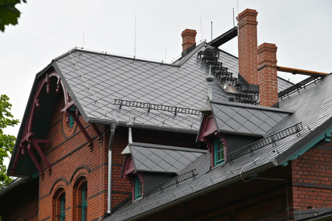 Płytki z włóknocementu i moduły z metalu - imitują łupkowe pokrycie