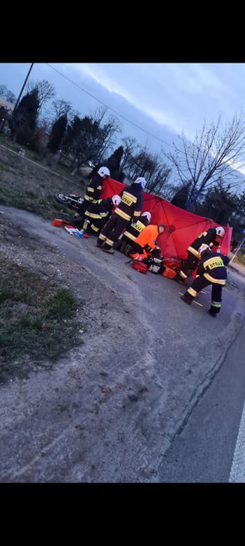Płock. Osobówka ZDERZYŁA SIĘ z motocyklem! Jedna osoba w stanie ciężkim! [ZDJĘCIA]
