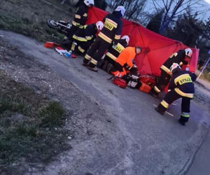 Płock. Osobówka ZDERZYŁA SIĘ z motocyklem! Jedna osoba w stanie ciężkim! [ZDJĘCIA]