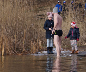 Zimna kąpiel morsów w podbydgoskich Pieckach [ZDJĘCIA]