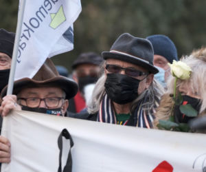 Oni pożegnali Jana Lityńskiego. Grób na Powązkach utonął w kwiatach