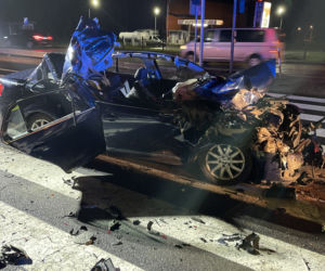 Koszmar pod Piasecznem. Auto kompletnie zmiażdżone po starciu z tirem