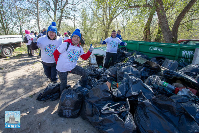 Ponad 2 tony śmieci wyzbierane z brzegów Narwi! Operacja Czysta Rzeka w Łomży za nami
