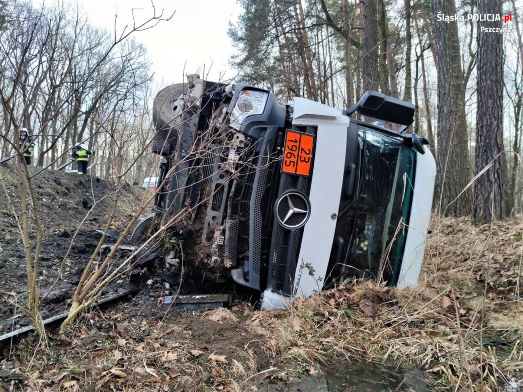Koszmarny wypadek. Osobówka wjechała w cysternę. Do rana usuwano skutki tego zderzenia