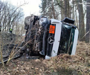 Koszmarny wypadek. Osobówka wjechała w cysternę. Do rana usuwano skutki tego zderzenia