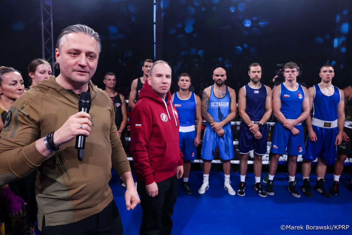 Karol Nawrocki w skórze na gali boksu