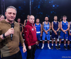 Karol Nawrocki w skórze na gali boksu