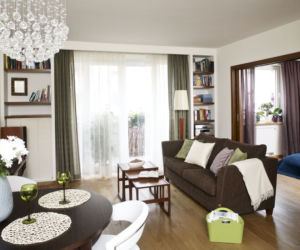 Przytulny salon w brązach