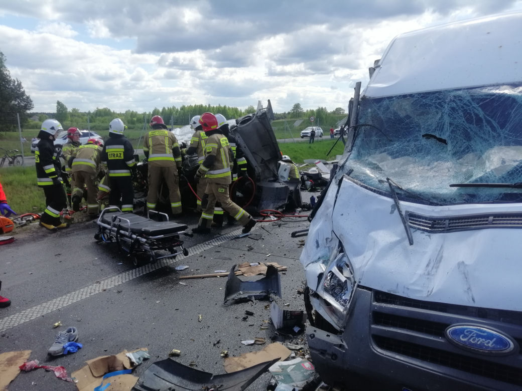 Wypadek na S8 pod Wyszkowem! Potężne zderzenie ciężarówek, busa i osobówki! Na miejscu śmigłowiec (ZDJĘCIA]