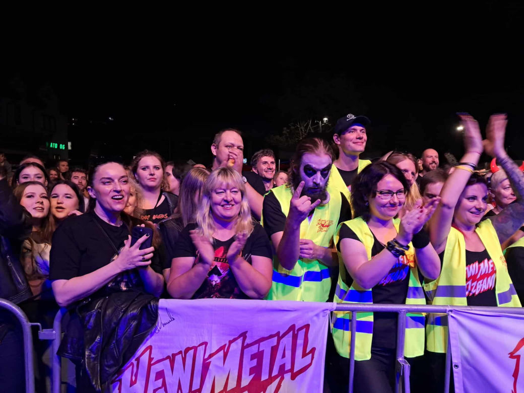 Posadzili drzewa, a następnie dali gorący koncert. Finał akcji zespołu Nocny Kochanek w Skarżysku