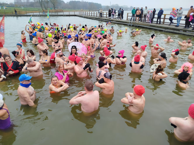 Mazowieckie Morsy otworzyły sezon morsowania 2025/2026 nad zalewem w Siedlcach