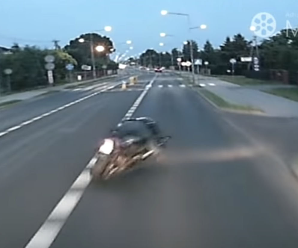 Motocyklista najechał na wysepkę i spowodował wypadek
