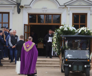 Porwali i skatowali Adriana z Ciechanowa. Bliscy żegnają 23-latka